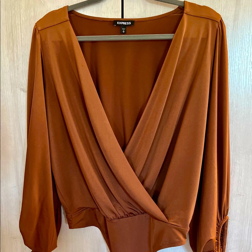 EXPRESS Copper Swing V-Neck Long Sleeve Satin Bodysuit. Medium. - Picture 2 of 4